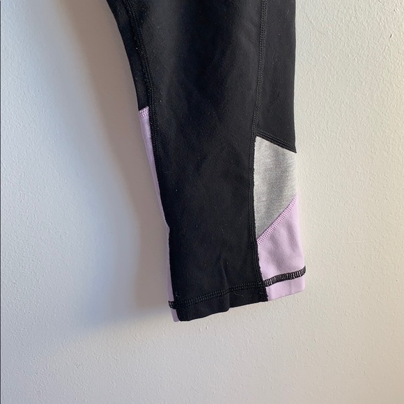 Lululemon Capri Pants Sz 4 Black and Light Purple - Picture 2 of 9